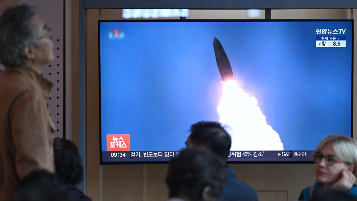 Corea del Norte lanza un misil balistico hacia el mar, dice Corea del Sur